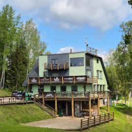Kütioru puhkekeskus, hotel Koloreino városában