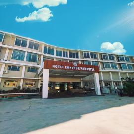 Hotel Emperor Paradise, hotel em Bilaspur