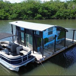 The Burrow-a floating cabin – hotel w mieście Grant Farm Island