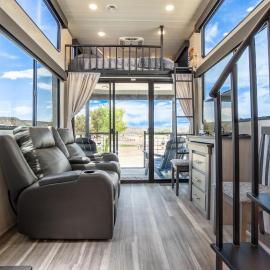 Tiny Home Lodge near Zion and Bryce National Parks Hot Tub Coyote Moon,位于Apple Valley的酒店