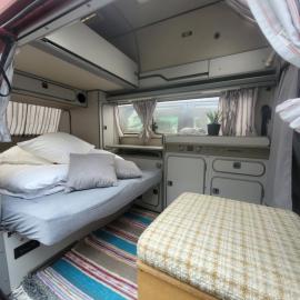 Sleep inside a classic Volkswagen Westfalia or our legendary Mercedes Düdo overland cabin in central Svolvær Close to public showers and toilets NO PARKING, hotel v destinácii Svolvær