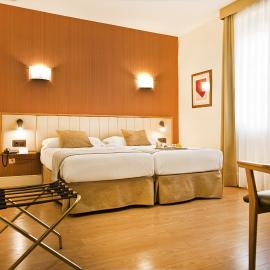 Hospedium Hotel Los Condes، فندق في مدريد
