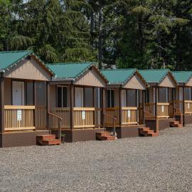 Far West Cabin-Tiny Homes Rental, hotel sa Forks