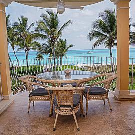 Villa Renaissance Unit 205 Grace Bay Beach, hotel di The Bight Settlements