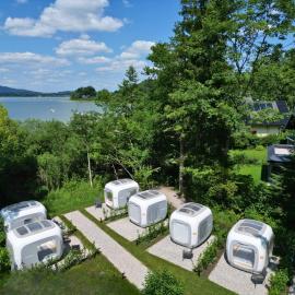 Direkt am Wallersee - Cubes - SELF CHECK-IN, hotelli kohteessa Henndorf am Wallersee
