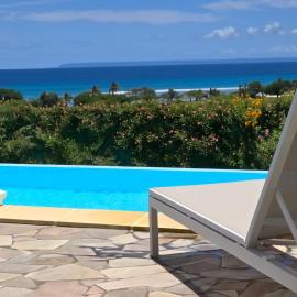 Saint-François में, होटल Les villas "Fenêtres Sur Plage" - Villas Créoles de charme , vue exceptionnelle face mer et plage & piscines privées à débordement