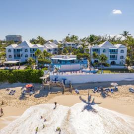 Paradise Island Beach Club, hotel en Creek Village