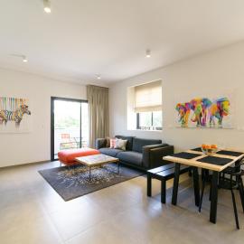Sunny Luxury Apartments, хотел в Тел Авив