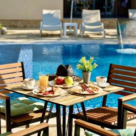 AKHDAR APARTMENTS free parking, pool & breakfast, hotel di Utjeha