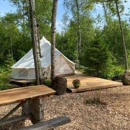 Off-grid forest glamping – hotel w mieście Karuse
