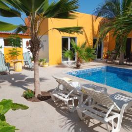 Hôtel Colibri Lac Rose, hotel di Niaga