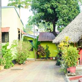 L&J Modern Backpackers Kinondoni, viešbutis mieste Dar es Salamas