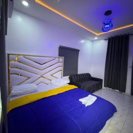 Private Fully Serviced Studio Apartment At Ogudu, 15 mins to the Airport, hotel v destinácii Lagos