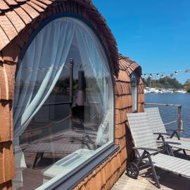Lieblingsplatz Parey - schwimmendes Iglu, hotel em Parey
