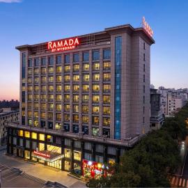 Ramada by Wyndham Zhangjiajie Tianmen Mountain – hotel w mieście Zhangjiajie