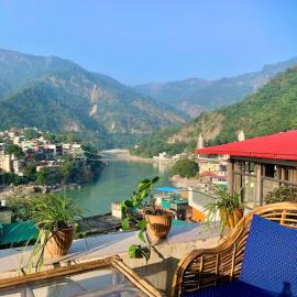 Skyard Hostel Rishikesh Laxman Jhula – hotel w mieście Rishikesh