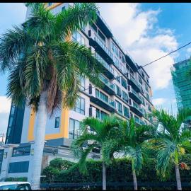 2BR Condo with Rooftop Pool - G28, hotel en Kingston
