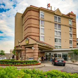 Monte Carlo Inn Airport Suites, хотел в Мисисага