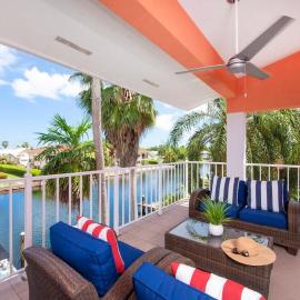Britannia 634 - Canal Front 3BR Condo on 7 Mile Beach, hotel v destinácii Upper Land