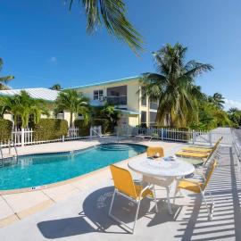 Snug Harbour View #4 - 1BR Canal Front Condo by Seven Mile Beach, Hotel in George Town