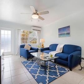 Snug Harbour View Condo #2, hotel en George Town