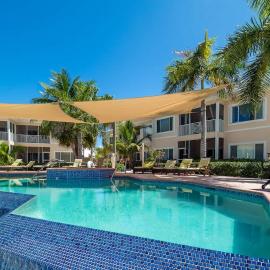 Driftwood Village में, होटल Colonial Kai - Kaibo Kai Waterfront 2BR Condo with Ocean Views
