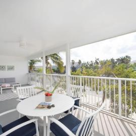 George Town में, होटल Snug Harbour View #8 - 2BR-2BA Canal Front Condo by Seven Mile Beach