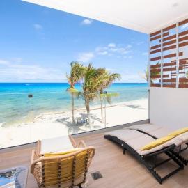 Silver Reef #2 - 2 BR LUXE Oceanfront & Pool, hotel v destinácii North Side