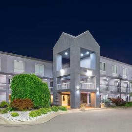 Howard Johnson by Wyndham Romulus Detroit Metro Airport，位于罗缪勒斯的酒店