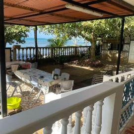 Villa Maraeroa PK 20,800 bord de mer, hotel a Taputapuapea