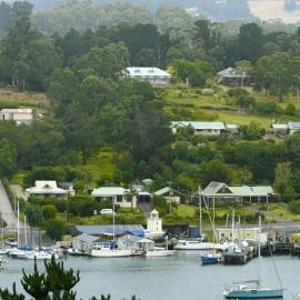 Elegant and scenic floating boat house, hotel in Kettering