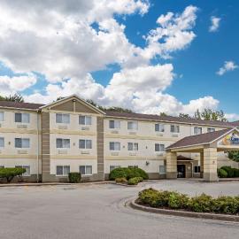 Comfort Inn & Suites East Moline near I-80