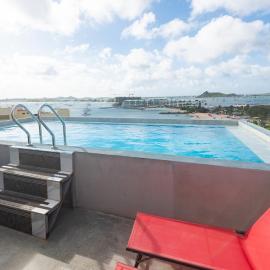 4 Bedroom Beachfront Condo with Private Pool D21, hotel a Simpson Bay
