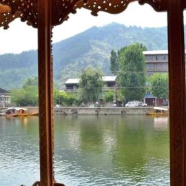 T luxury Heritage houseboat، فندق في سريناغار