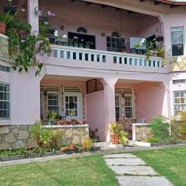 PeachBloom Terrace Inn, hotel v mestu Saint Georgeʼs
