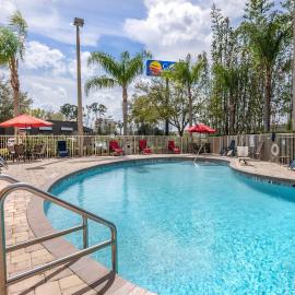 Comfort Inn & Suites Orlando North، فندق في سانفورد