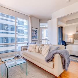 2BR Yorkville Condo - Self Check In & Free Parking, hotel en Toronto