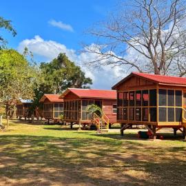 Carmelita River Cabins, hotel u gradu 'Carmelita'
