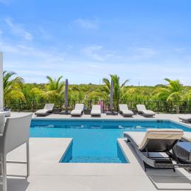 Private Villa Stay with Pool BBQ and Beach Nearby, готель у місті Long Bay Hills