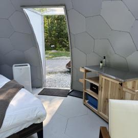Rare Mirrored Glamping Dome, hotel a Severn