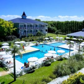 Howard Johnson Hotel & Convention Center Madariaga - Carilo, ξενοδοχείο σε Carilo
