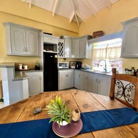 Spacious 2-Bedroom, 2-Bath Apartment 5 Mins to Sandy Beach & Airport, hotell sihtkohas Vieux Fort