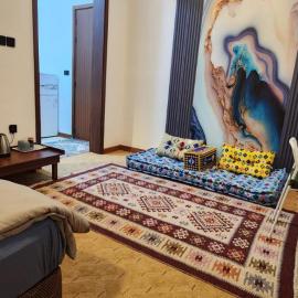Private Room in Sur House، فندق في صور