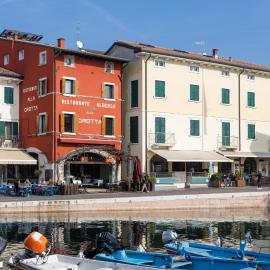 Hotel alla Grotta, hotel Lazisében