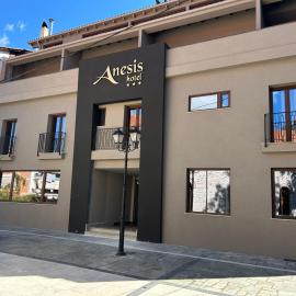 Anesis Hotel，位于卡拉维塔的酒店