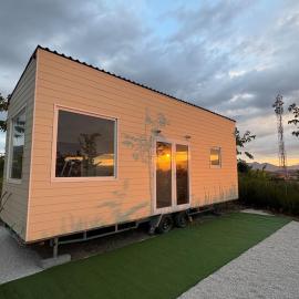 Tiny House Base Camp Granada Camping, hotel in Dúrcal