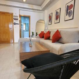 Cosy and central condo with terace steps to shore, viešbutis Rabate