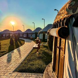 Ethnochill Karakol yurt camping, מלון בקרקול