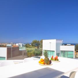 Seaview Luxury Villa Jacuzzi & Pool! 2 Min Beach, hotel v Protarasi