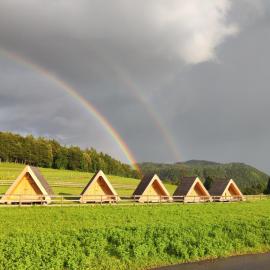 Glamp Pr Kuzuc – hotel w mieście Cerklje na Gorenjskem